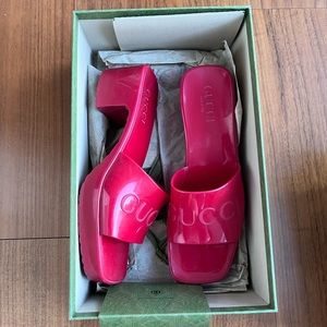 Gucci Slide Sandal with Gucci logo